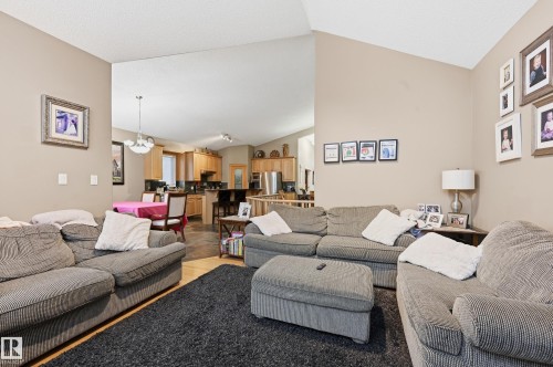 11024 177 Avenue, Edmonton, AB - Indoor Photo Showing Living Room