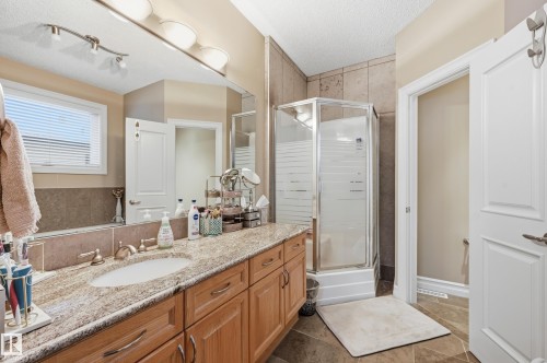 11024 177 Avenue, Edmonton, AB - Indoor Photo Showing Bathroom