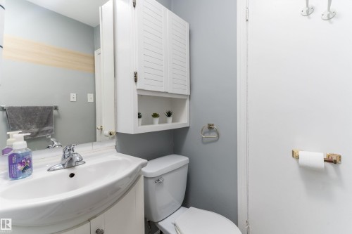 8971 81 Avenue, Edmonton, AB - Indoor Photo Showing Bathroom