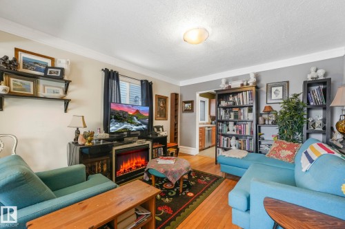 10516 63 Avenue, Edmonton, AB - Indoor Photo Showing Living Room