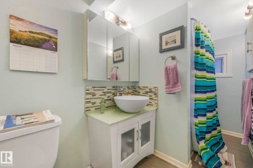 10516 63 Avenue, Edmonton, AB - Indoor Photo Showing Bathroom