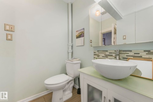 10516 63 Avenue, Edmonton, AB - Indoor Photo Showing Bathroom