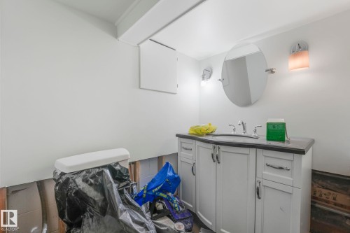 10516 63 Avenue, Edmonton, AB - Indoor Photo Showing Bathroom