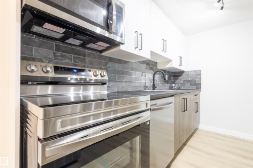 30 Amberly Court, Edmonton, AB - Indoor Photo Showing Kitchen