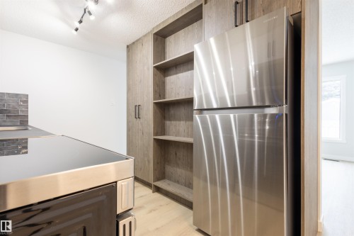 30 Amberly Court, Edmonton, AB - Indoor Photo Showing Kitchen
