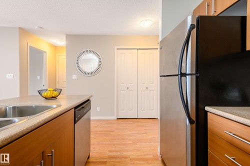 213 105 Ambleside Drive, Edmonton, AB - Indoor Photo Showing Kitchen