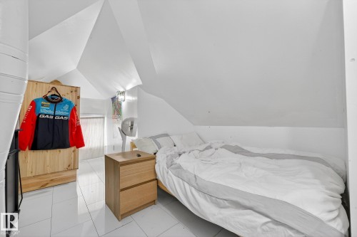 Bedroom with lofted ceiling - 10523 127 Street, Edmonton, AB - Indoor Photo Showing Bedroom