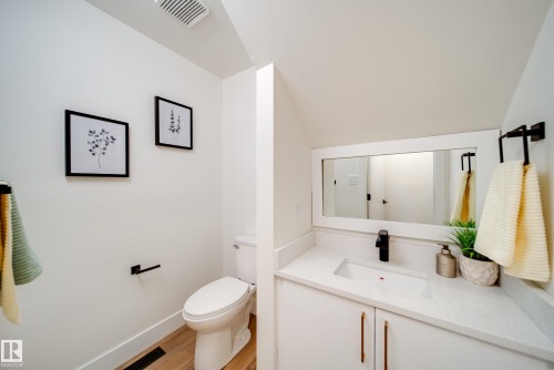 5394 38A Avenue, Edmonton, AB - Indoor Photo Showing Bathroom