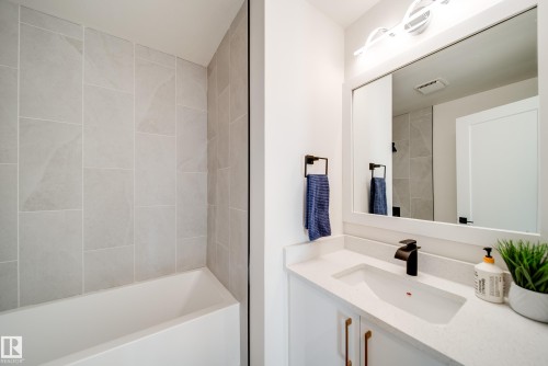 5394 38A Avenue, Edmonton, AB - Indoor Photo Showing Bathroom