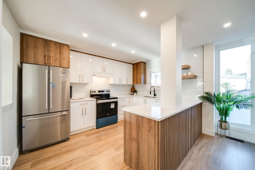 5394 38A Avenue, Edmonton, AB - Indoor Photo Showing Kitchen