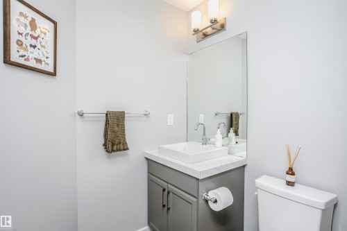 350 Desrochers Boulevard, Edmonton, AB - Indoor Photo Showing Bathroom