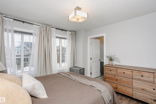 350 Desrochers Boulevard, Edmonton, AB - Indoor Photo Showing Bedroom