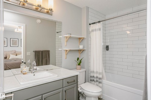 350 Desrochers Boulevard, Edmonton, AB - Indoor Photo Showing Bathroom