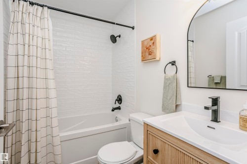 350 Desrochers Boulevard, Edmonton, AB - Indoor Photo Showing Bathroom
