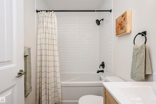 350 Desrochers Boulevard, Edmonton, AB - Indoor Photo Showing Bathroom