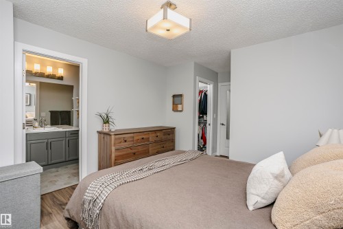 350 Desrochers Boulevard, Edmonton, AB - Indoor Photo Showing Bedroom