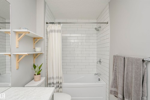 350 Desrochers Boulevard, Edmonton, AB - Indoor Photo Showing Bathroom
