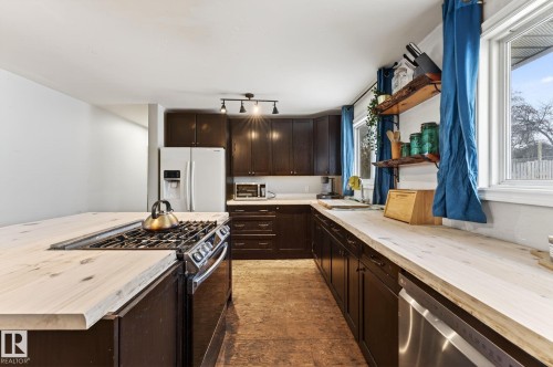 21 Sheridan Drive, St. Albert, AB - Indoor Photo Showing Kitchen