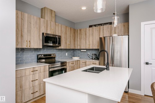 354 Genesis Villa(S), Stony Plain, AB - Indoor Photo Showing Kitchen With Double Sink With Upgraded Kitchen