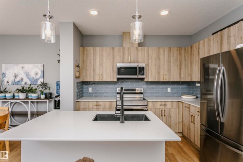 354 Genesis Villa(S), Stony Plain, AB - Indoor Photo Showing Kitchen With Double Sink With Upgraded Kitchen