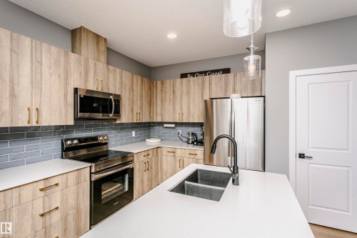 354 Genesis Villa(S), Stony Plain, AB - Indoor Photo Showing Kitchen With Double Sink With Upgraded Kitchen