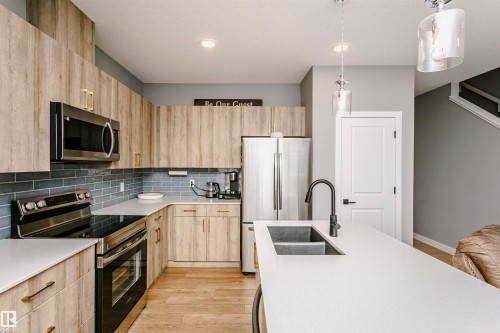 354 Genesis Villa(S), Stony Plain, AB - Indoor Photo Showing Kitchen With Upgraded Kitchen