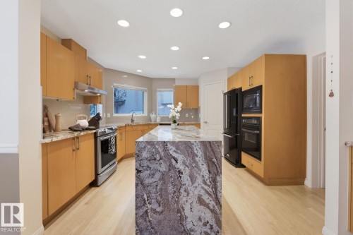 324 Wolf Ridge Point(E), Edmonton, AB - Indoor Photo Showing Kitchen