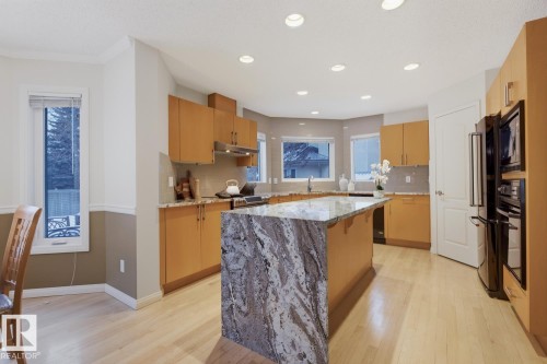 324 Wolf Ridge Point(E), Edmonton, AB - Indoor Photo Showing Kitchen