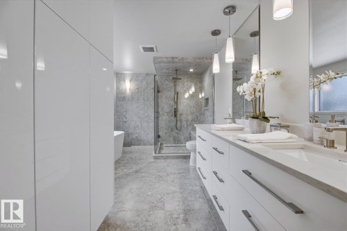 324 Wolf Ridge Point(E), Edmonton, AB - Indoor Photo Showing Bathroom