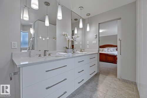 324 Wolf Ridge Point(E), Edmonton, AB - Indoor Photo Showing Bathroom