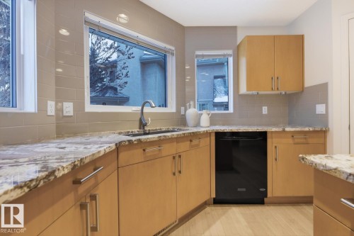 324 Wolf Ridge Point(E), Edmonton, AB - Indoor Photo Showing Kitchen