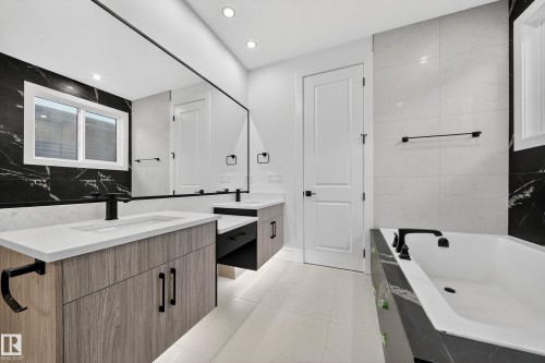 2010 Collip Crescent Sw, Edmonton, AB - Indoor Photo Showing Bathroom