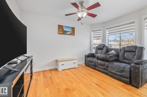 203 Bancroft Close, Edmonton, AB - Indoor Photo Showing Living Room