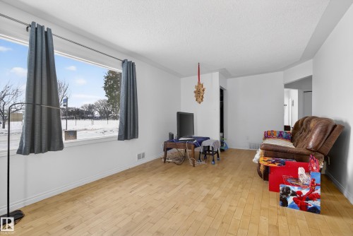 15321 110 Avenue, Edmonton, AB - Indoor Photo Showing Living Room