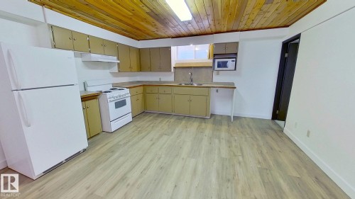 6426 37B Avenue, Edmonton, AB - Indoor Photo Showing Kitchen