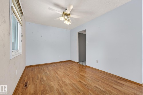 Spare room with light wood-style floors, ceiling fan, and a textured ceiling - 21 Marchand Place, St. Albert, AB - Indoor Photo Showing Other Room