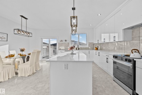 330 Roberts Wynd, Leduc, AB - Indoor Photo Showing Kitchen With Upgraded Kitchen