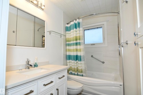 5012 54 Avenue, Leduc, AB - Indoor Photo Showing Bathroom