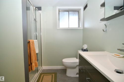 5012 54 Avenue, Leduc, AB - Indoor Photo Showing Bathroom