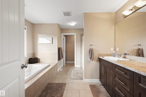 1477 Wates Link Link, Edmonton, AB - Indoor Photo Showing Bathroom