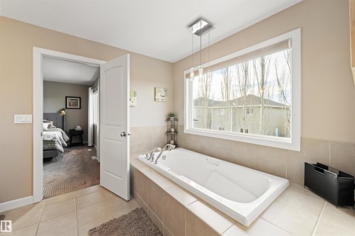 1477 Wates Link Link, Edmonton, AB - Indoor Photo Showing Bathroom