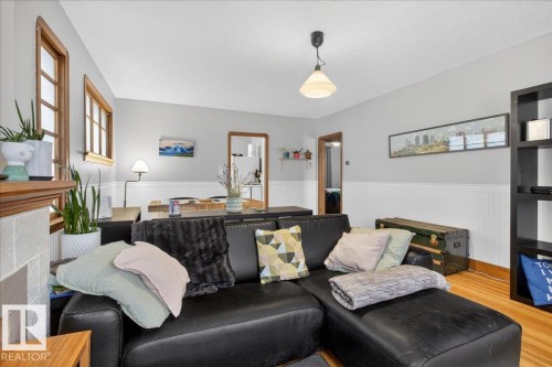 11234 68 Street, Edmonton, AB - Indoor Photo Showing Living Room