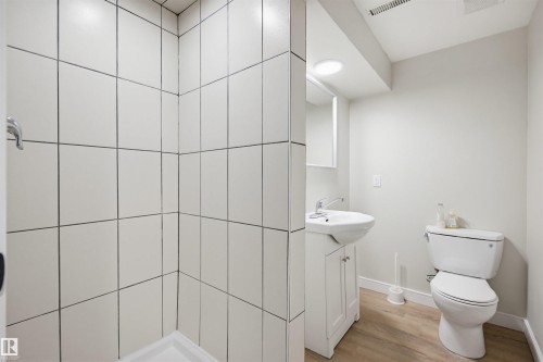 11330 67 Street, Edmonton, AB - Indoor Photo Showing Bathroom