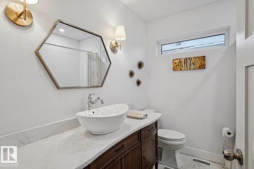 9602 83 Avenue, Edmonton, AB - Indoor Photo Showing Bathroom