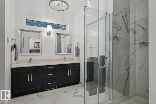 9602 83 Avenue, Edmonton, AB - Indoor Photo Showing Bathroom