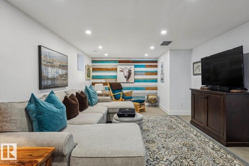 9602 83 Avenue, Edmonton, AB - Indoor Photo Showing Living Room