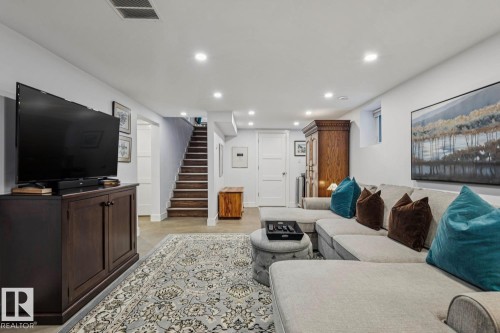 9602 83 Avenue, Edmonton, AB - Indoor Photo Showing Living Room