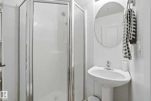 205 9910 111 Street, Edmonton, AB - Indoor Photo Showing Bathroom