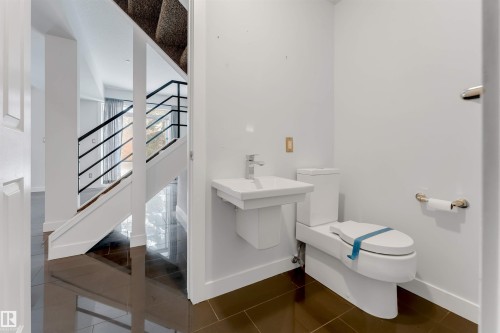 Bathroom featuring baseboards and dark tile patterned floors - 102 10711 83 Avenue, Edmonton, AB - Indoor Photo Showing Bathroom