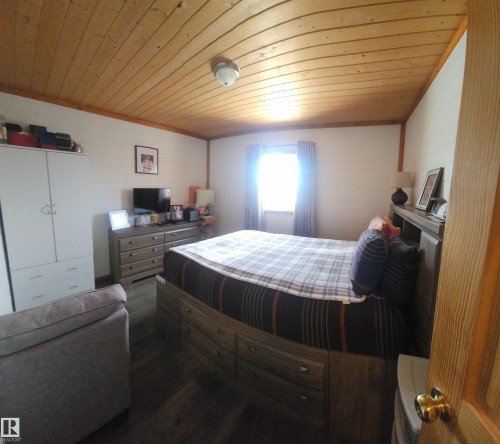 Bedroom with wooden ceiling - 5216 - 53 Avenue, Clyde, AB - Indoor Photo Showing Bedroom